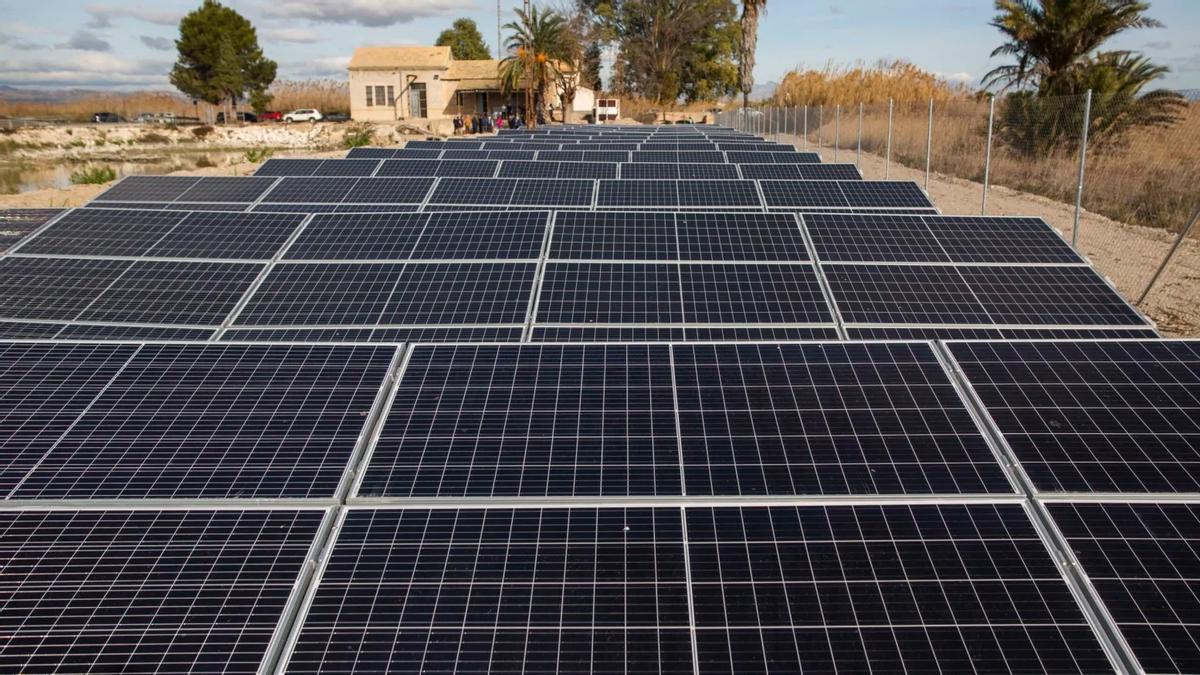 Parque solar instalado junto a la balsa de Sivaes en Elche que se inauguró en 2021 para ahorrar costes eléctricos a los regantes. Parque solar instalado junto a la balsa de Sivaes en Elche que se inauguró en 2021 para ahorrar costes eléctricos a los regantes.