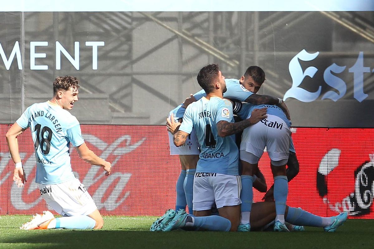 Los jugadores del Celta de Vigo celebran el gol del centrocampista Gabriel Veiga contra el Betis, durante el partido de la jornada 7 de LaLiga Santander este domingo en el estadio de Balaídos. EFE / Salvador Sas Los jugadores del Celta de Vigo celebran el gol del centrocampista Gabriel Veiga contra el Betis, durante el partido de la jornada 7 de LaLiga Santander este domingo en el estadio de Balaídos. EFE / Salvador Sas