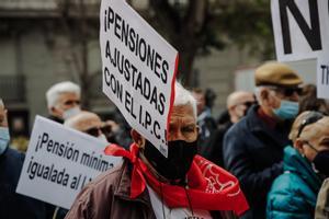 Un pensionista en una protesta para la defensa de sus derechos.