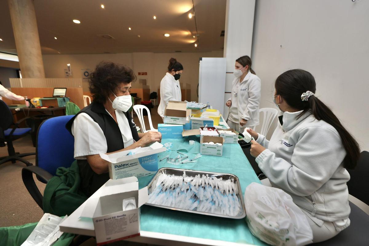 Varias sanitarias preparan dosis de la vacuna contra el covid-19 en Pontevedra.