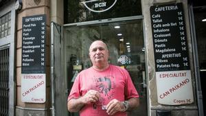 Josep Serral, el dueño de Tot 1 € Bar, posa en la entrada del local del Eixample entre pizarras que anuncian todo a 1 euro.