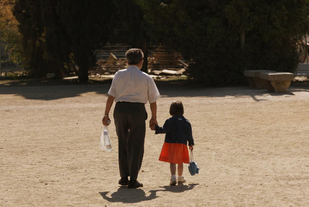 Un hombre pasea con su nieta