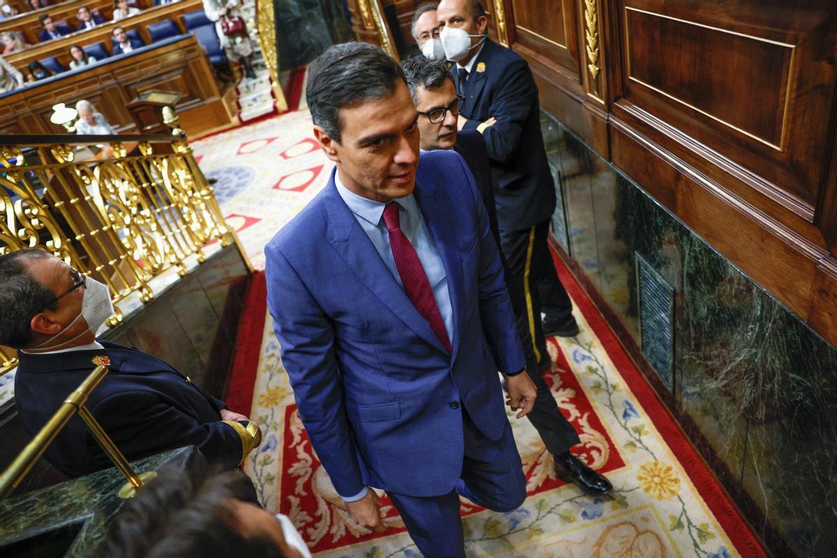 El presidente del Gobierno, Pedro Sánchez, a su salida del Congreso de los Diputados, a 28 de abril de 2022. 
