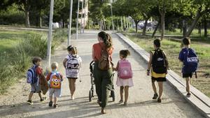 Miriam Meseguer y los más pequeños de la casa, de camino a la Escola Les Ciències de Badalona.