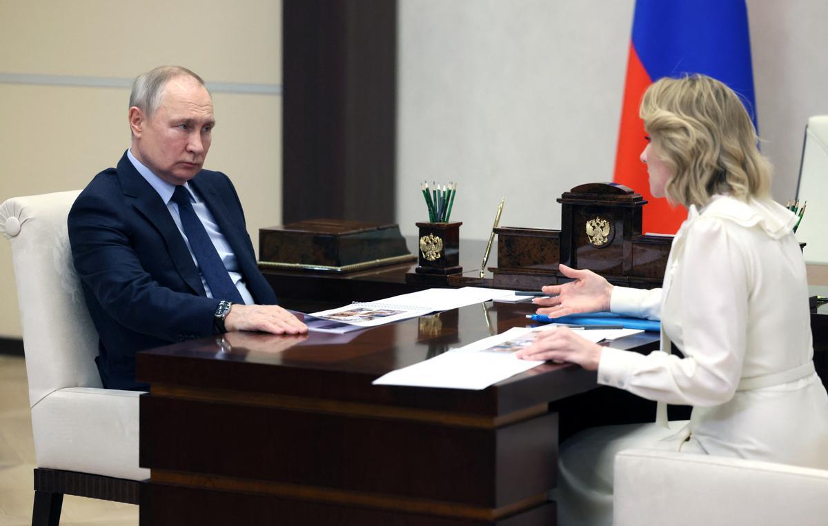 El presidente ruso, Vladímir Putin, en una reunión con Maria Lvova-Belova, la comisaria rusa para los Derechos de la Infancia.