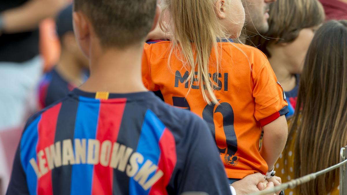 Dos niños con camisetas del Barça.