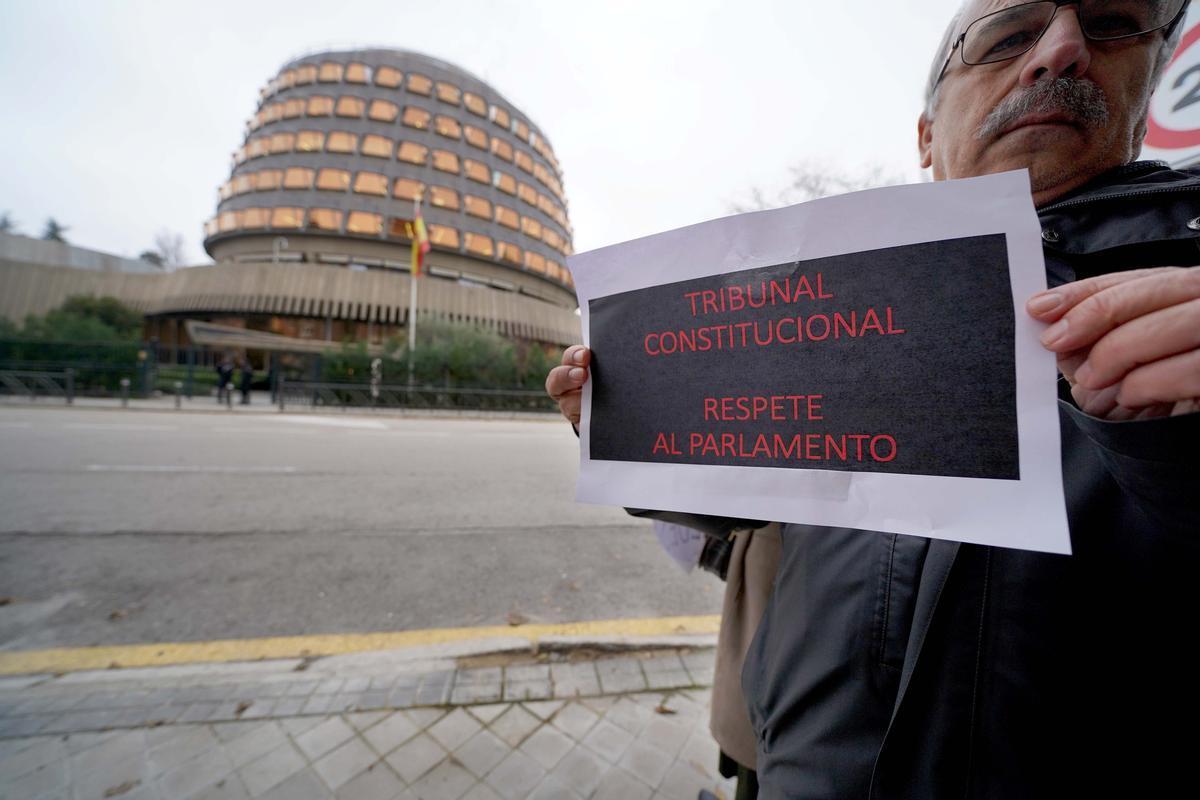 Un hombre protesta a las puertas del Tribunal Constitucional. Un hombre protesta a las puertas del Tribunal Constitucional.