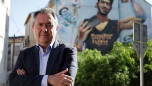El candidato del PSOE a la Junta de Andalucía, Juan Espadas, junto al grafiti que recuerda a Pablo Ráez en Málaga.