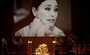 Aplausos y palabras de adiós: fans y amigos se despiden de Verónica Forqué en el Teatro Español