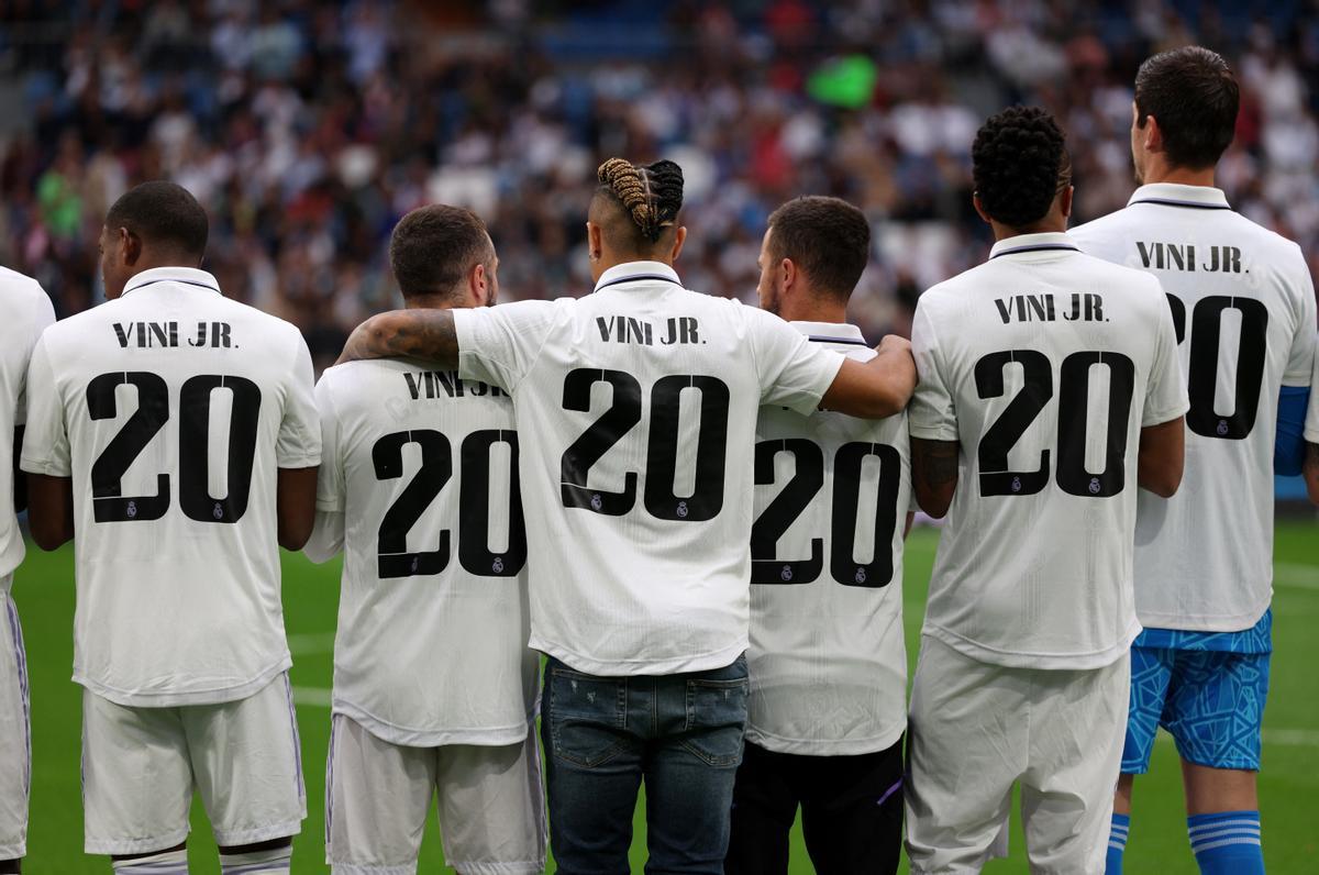 Los jugadores del Real Madrid posan con la camiseta de Vinicius.