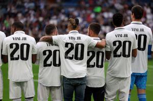 Los jugadores del Real Madrid posan con la camiseta de Vinicius.