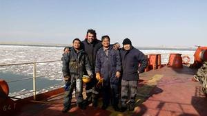 El alcalde de Maraña, Omar Rodríguez Bulnes, con la tripulación de uno de los barcos donde trabajo cuando cruzaban los mares helados de China.