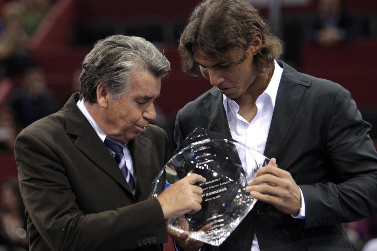 Manolo Santana entrega el trofeo que acreditaba a Rafa Nadal como número uno del mundo en 2008.
