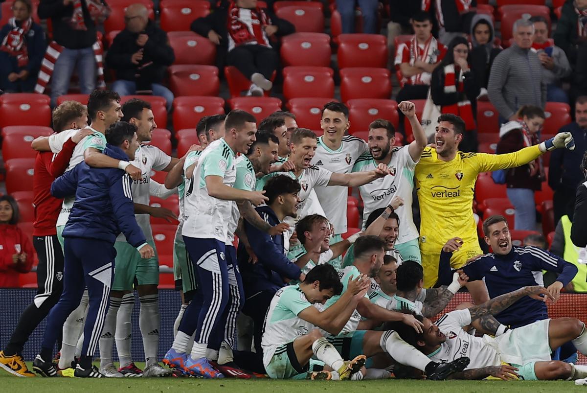 Los jugadores de Osasuna celebran su clasificación para la final de Copa en San Mamés.