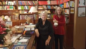 Lourdes (80 años) y Ana (72 años), dueñas de la librería Pérgamo, la más antigua de Madrid, fundada por su padre.