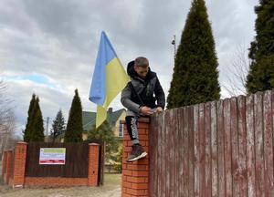 Un ciudadano de Ucrania porta la bandera de su país en el paso fronterizo de Dorohusk.