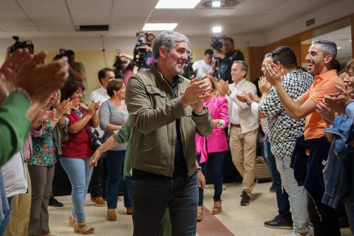 GRAFCAN1438. SANTA CRUZ DE TENERIFE (ESPAÑA), 29/05/2023.- El candidato de Coalición Canaria a presidente Canarias, Fernando Clavijo (d), recibe la felicitación de sus compañeros de partido tras conocer los resultados de las elecciones del 28M. EFE/Ramón de la Rocha GRAFCAN1438. SANTA CRUZ DE TENERIFE (ESPAÑA), 29/05/2023.- El candidato de Coalición Canaria a presidente Canarias, Fernando Clavijo (d), recibe la felicitación de sus compañeros de partido tras conocer los resultados de las elecciones del 28M. EFE/Ramón de la Rocha