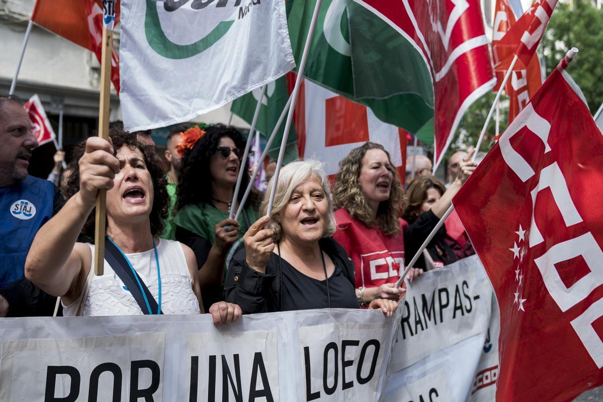 Funcionarios de justicia con pancartas durante una concentración, frente a la sede nacional del PSOE.