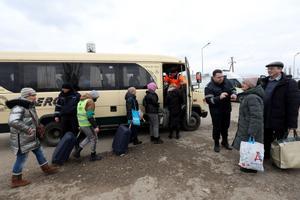 Refugiados ucranianos cruzan el paso fronterizo con Moldavia.