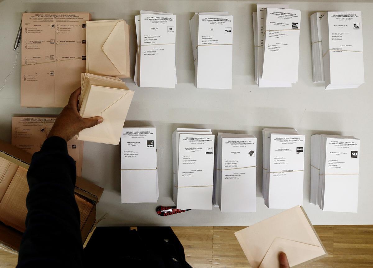 Papeletas electorales en una mesa de un centro votación en Pamplona en las elecciones de 2019.
