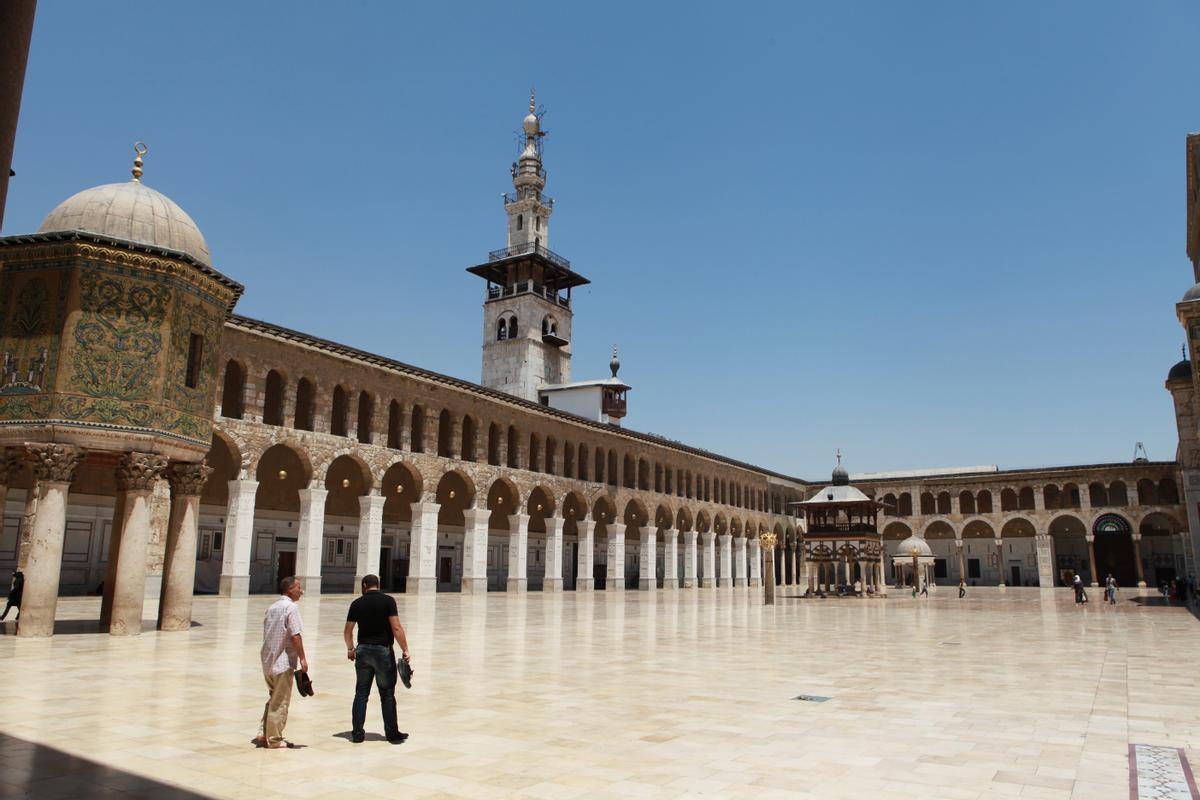 Dos hombres visitan la Gran Mezquita de Damasco (Siria).