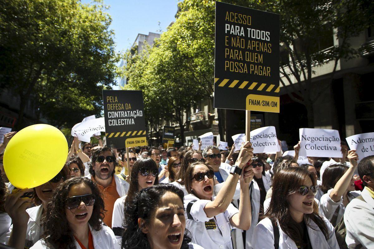 Manifestantes de la plataforma de Resistencia contra la destrucción del servicio nacional de salud portugués.