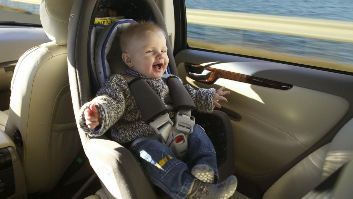 Consejos para viajar en coche con bebés en verano y evitar golpes de calor
