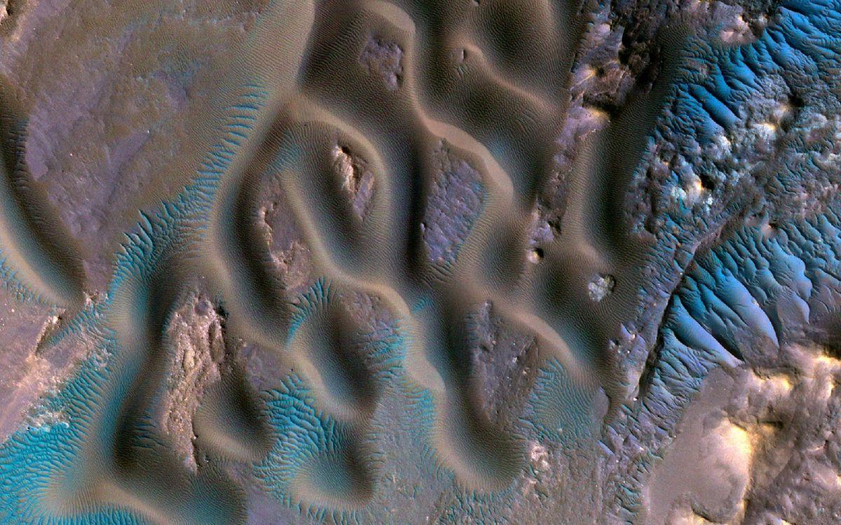 Extrañas ondas azules en la superficie de Marte son en realidad huellas del viento