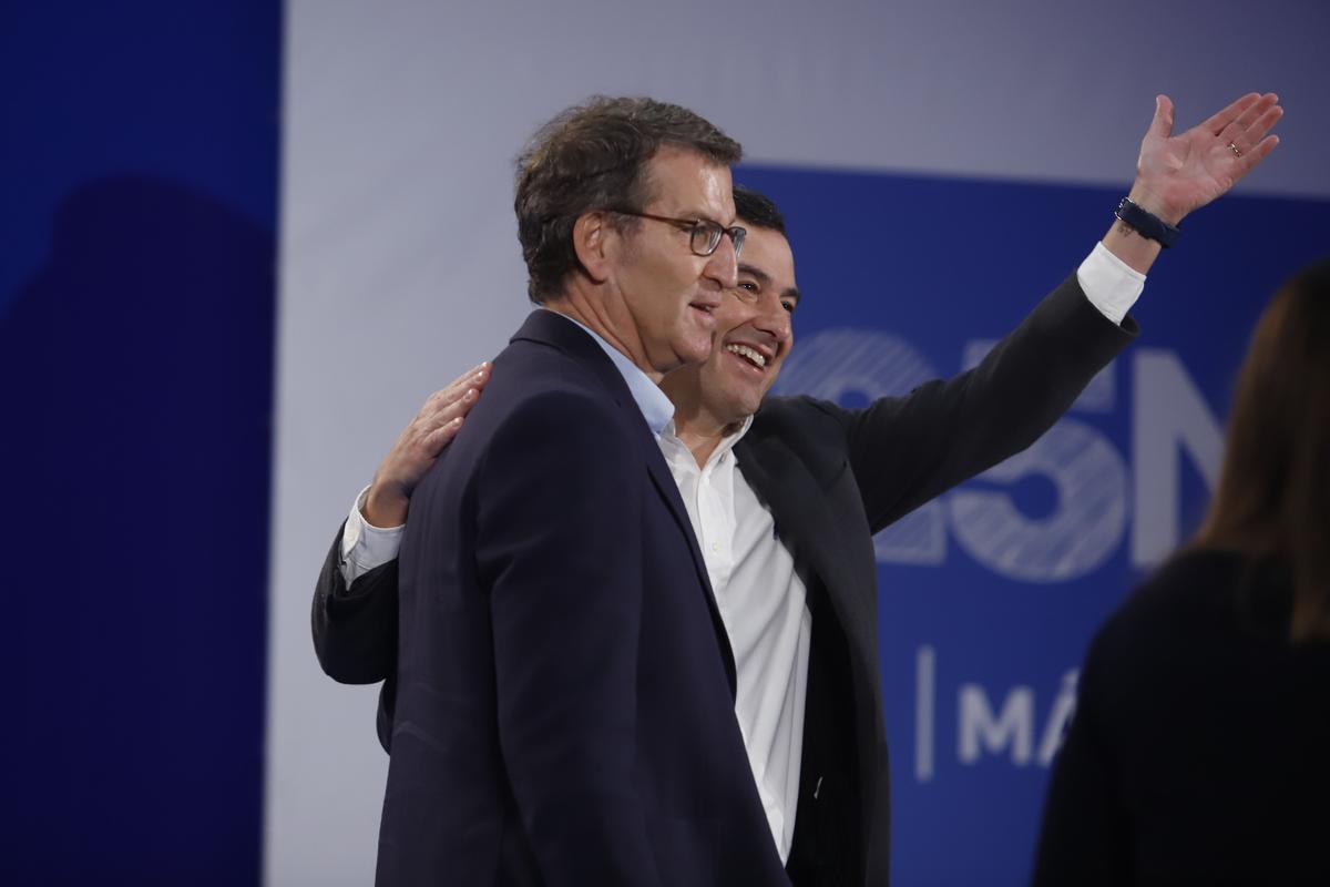 Núñez Feijóo y Juanma Moreno la entrega de premios contra la violencia de género. Núñez Feijóo y Juanma Moreno la entrega de premios contra la violencia de género.