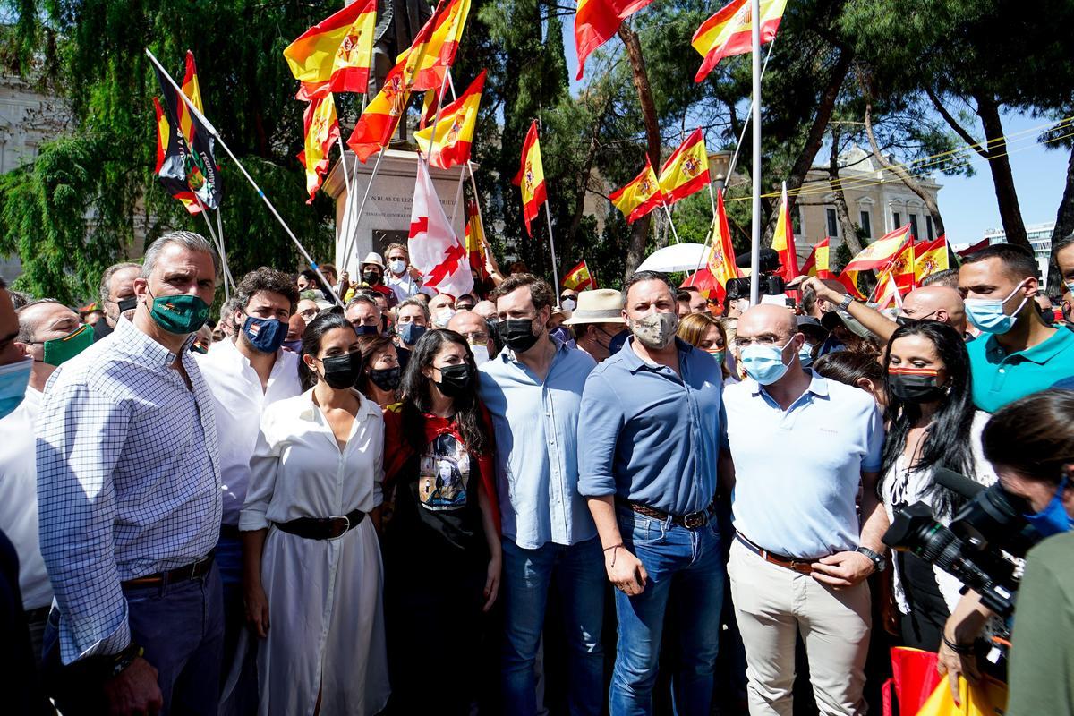 Dirigentes de Vox posan en una concentración contra los indultos a los presos del ‘procés’, junto a la estatua de Blas de Lezo, en Madrid.