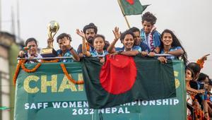 Recibimiento a la selección de fútbol femenino de Bangladesh tras ganar la Copa de Asia del Sur.