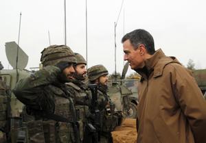 Pedro Sánchez saluda a tres militares españoles desplegados en Letonia, en la base de la OTAN de Adazi, el 8 de marzo de 2022.