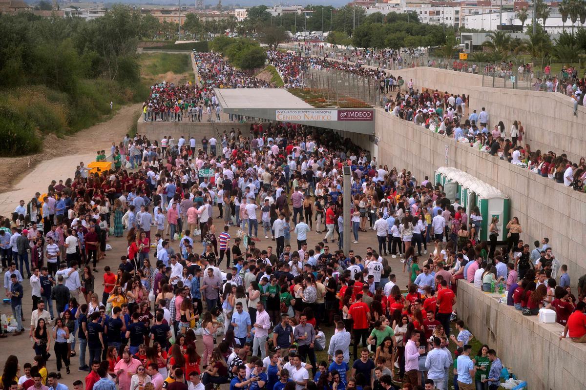 Cientos de jóvenes junto a la portada de la Ferias de Córdoba celebrando el tradicional miércoles de Botellón. EFE/RAFA ALCAIDE