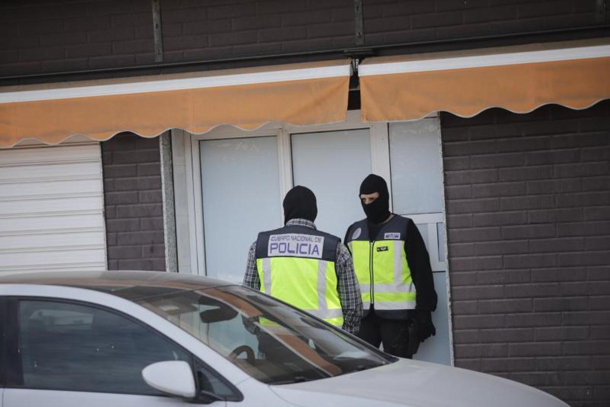 Agentes de la Policía Nacional, durante uno de los registros practicados este martes en Melilla.