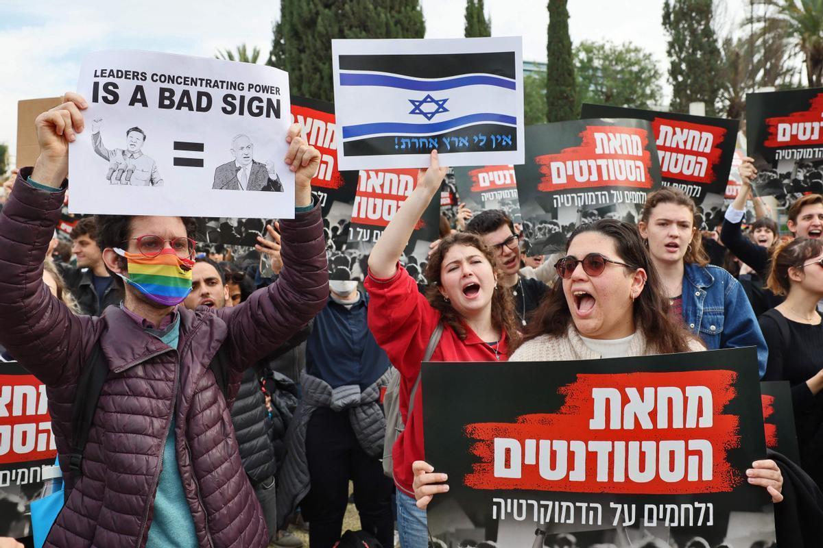 Estudiantes israelís protestan contra el primer ministro, Binyamín Netanyahu.