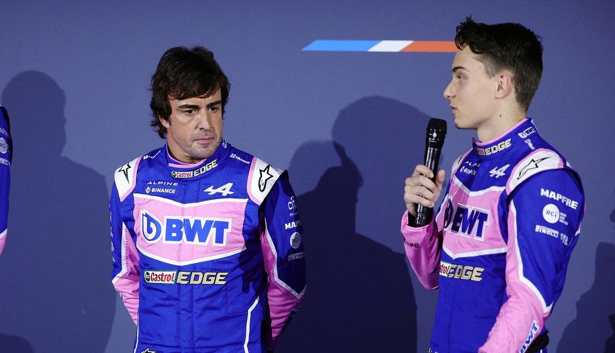 Fernando Alonso y Oscar Piastri, juntos en la presentación del coche de 2022.