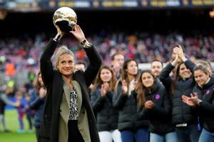 Alexia Putellas ofrece su Balón de Oro al público del Camp Nou.