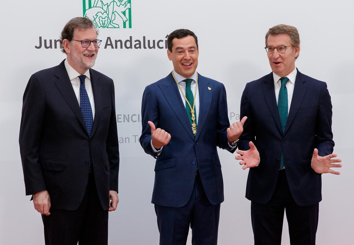 El presidente de la Junta de Andalucía, Juanma Moreno, junto al expresidente del Gobierno Mariano Rajoy y el presidente del PP, Alberto Núñez Feijóo.