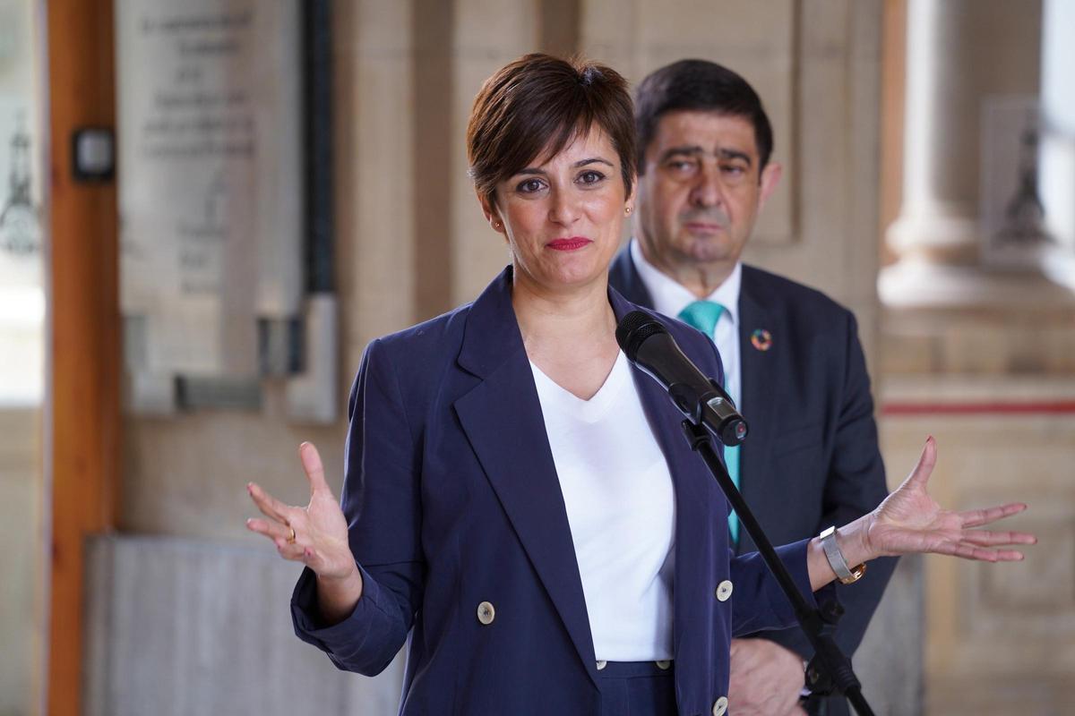 La ministra de Política Territorial y portavoz del Gobierno, Isabel Rodríguez, atiende este viernes a los medios en Jaén en presencia del presidente de la Diputación, Francisco Reyes. La ministra de Política Territorial y portavoz del Gobierno, Isabel Rodríguez, atiende este viernes a los medios en Jaén en presencia del presidente de la Diputación, Francisco Reyes.