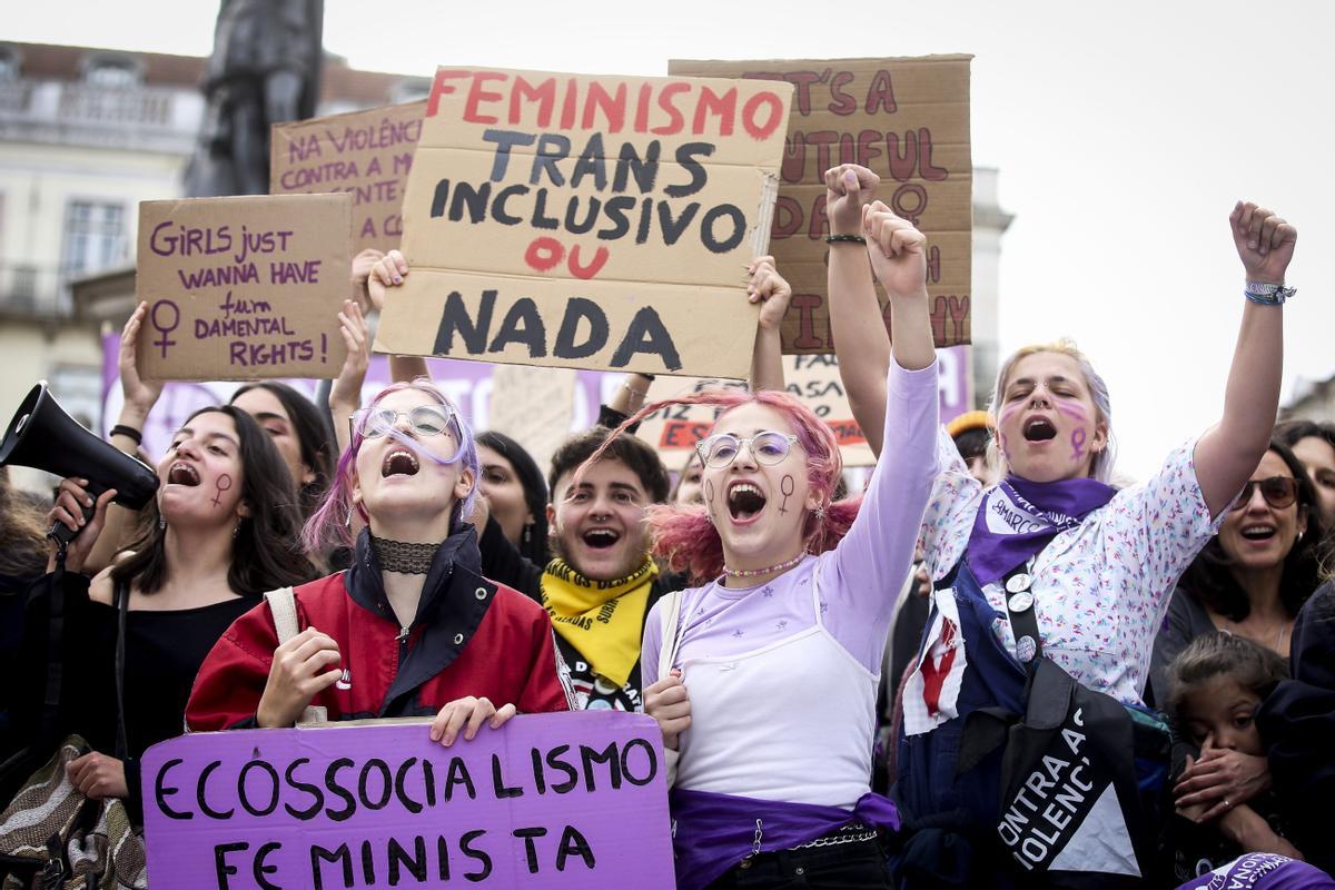 Mujeres jóvenes durante la manifestación del 8M en Lisboa (Portugal).