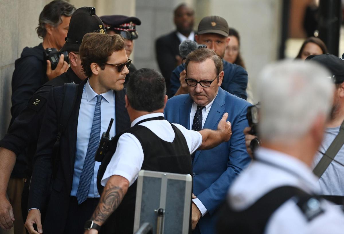 London (United Kingdom), 14/07/2022.- US actor Kevin Spacey (C-R) arrives at the Central Criminal Court, known as the Old Bailey, in London, Britain, 14 July 2022. Spacey was charged with four counts of sexual assault against three men. (Reino Unido, Londres) EFE/EPA/NEIL HALL