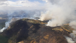 Imagen aérea del incendio forestal en Boca de Huérgano (León), este miércoles.
