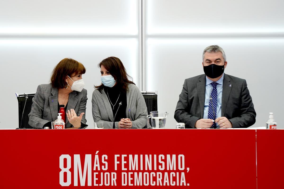 La presidenta del PSOE, Cristina Narbona, la vicesecretaria general, Adriana Lastra, y el secretario de Organización, Santos Cerdán. 