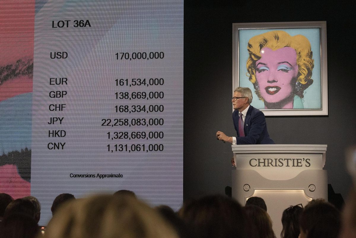 El subastador de Christie’s en la subasta por ’GE/Skull’, de Andy Warhol y Jean-Michel Basquiat. El subastador de Christie’s en la subasta por ’GE/Skull’, de Andy Warhol y Jean-Michel Basquiat.