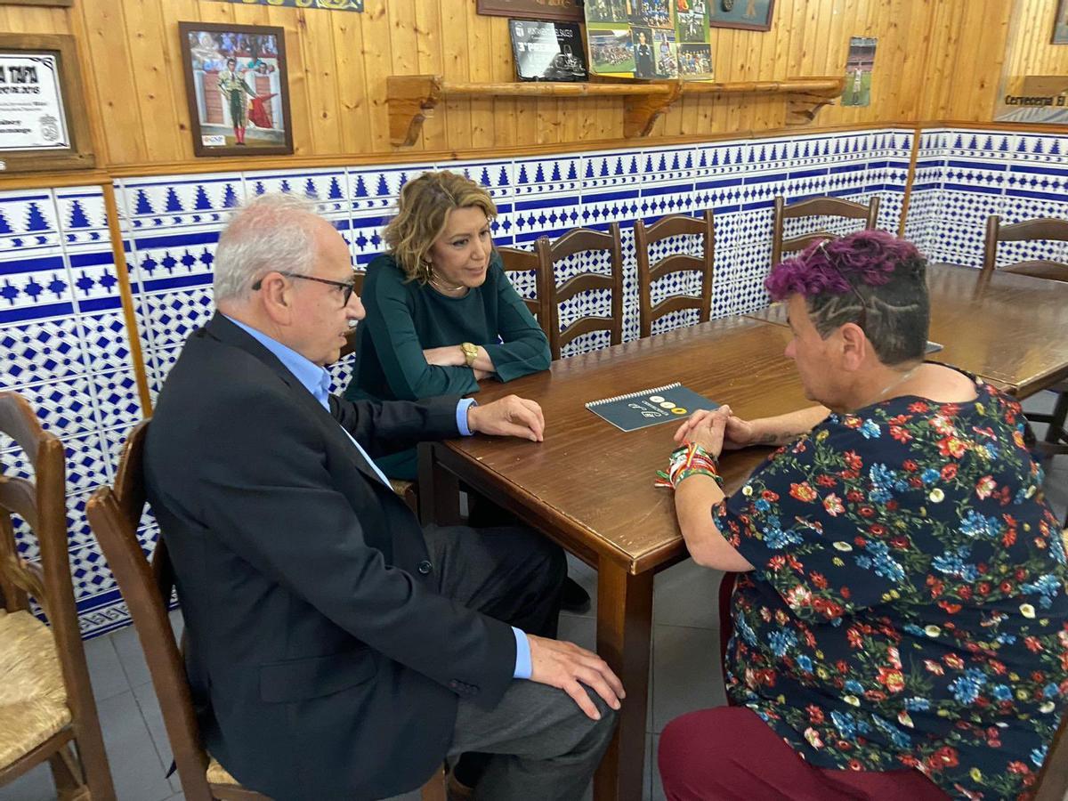 Susana Díaz y Alfonso Guerra este lunes con la alcaldesa de El Saucejo, un municipio de la Sierra Norte de Sevilla.