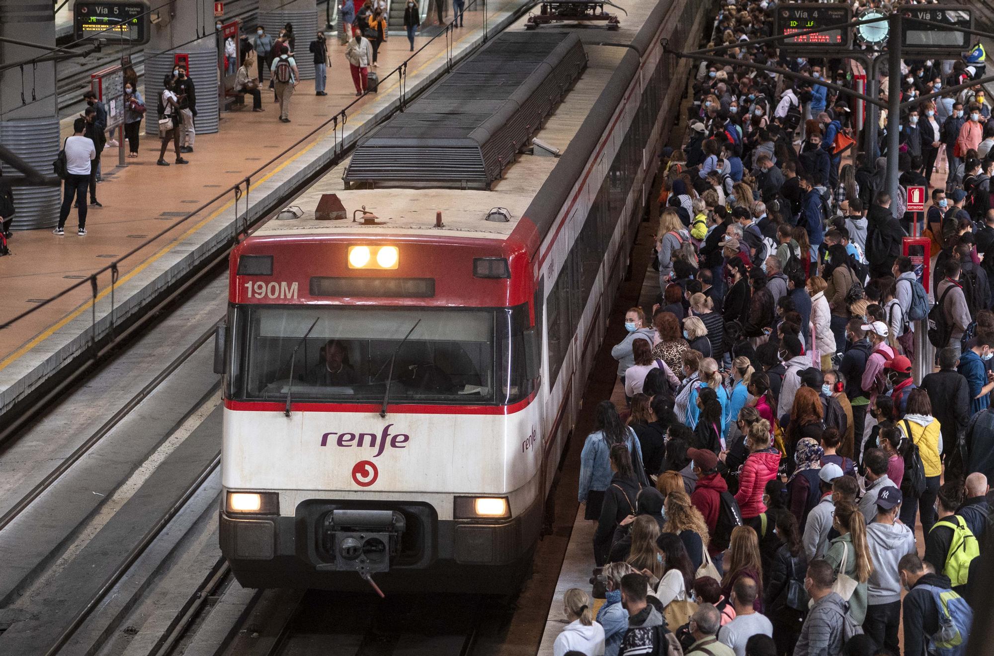 Adaptabilidad Nido El propietario Medidas RENFE | ¿Cuáles serán los trenes gratis anunciados por Sánchez en  Madrid? | El Periódico de España