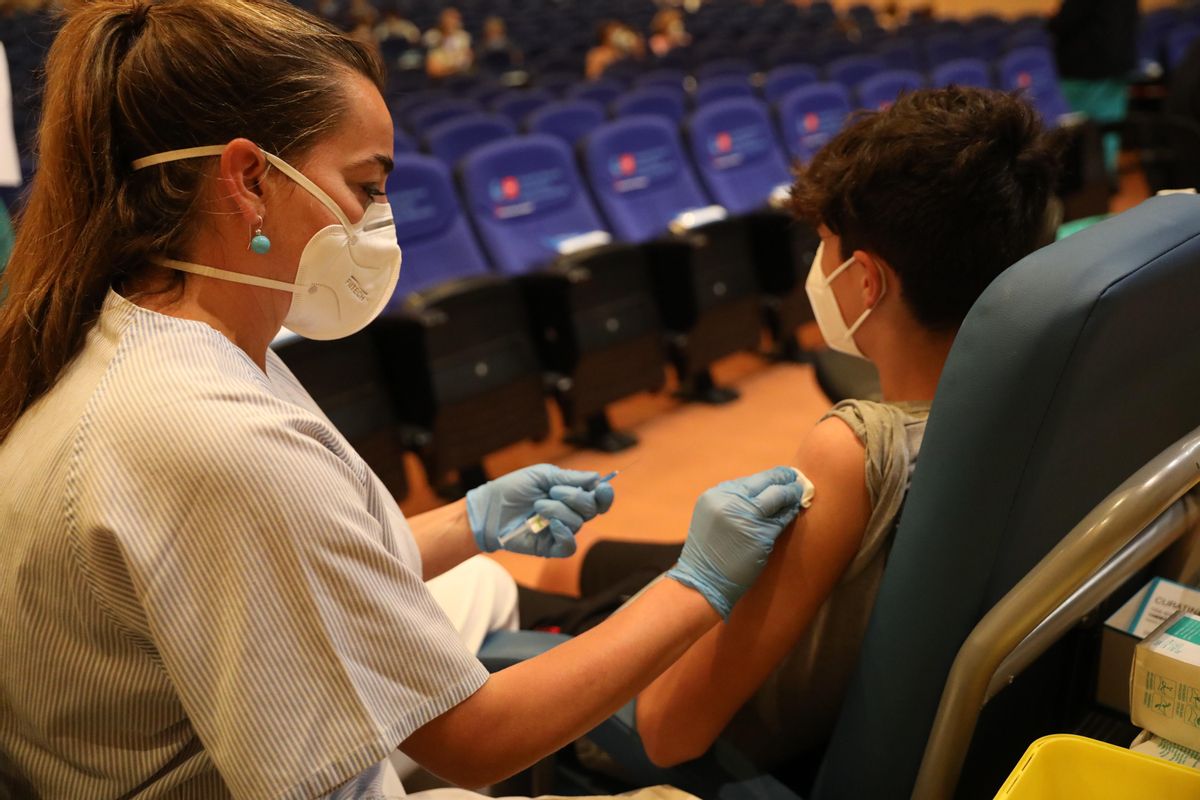 Una sanitaria vacuna contra el coronavirus a un menor en el Hospital Gregorio Marañón de Madrid. Una sanitaria vacuna contra el coronavirus a un menor en el Hospital Gregorio Marañón de Madrid.