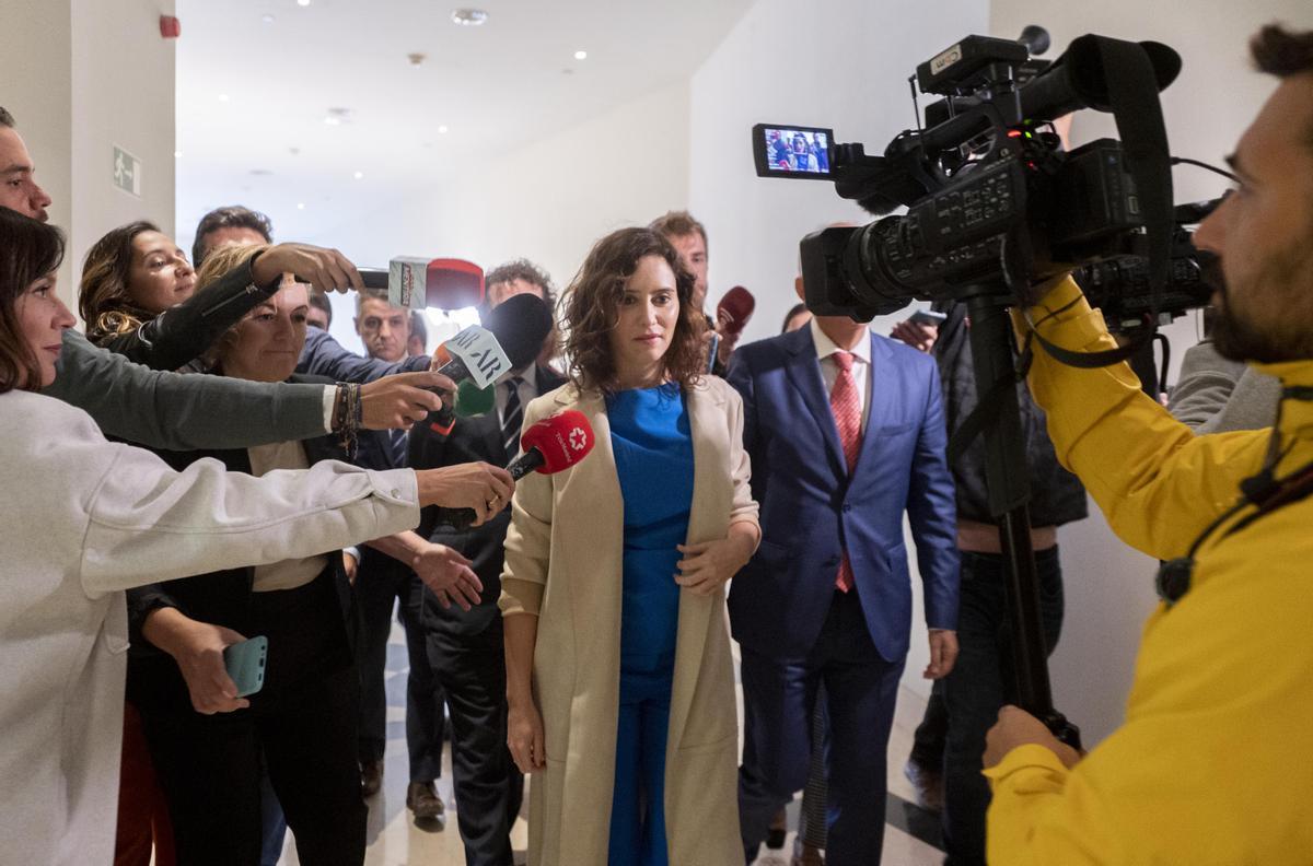 Isabel Díaz Ayuso rodeada de periodistas