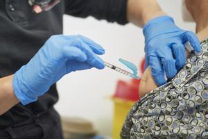 Una mujer recibe la vacuna de Janssen contra el Covid-19 el pasado mes de abril en Pamplona.