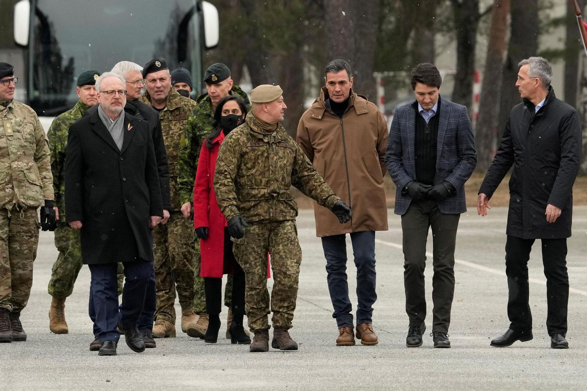 Visita de Pedro Sánchez a la base militar de Azadi en Letonia. Visita de Pedro Sánchez a la base militar de Azadi en Letonia.